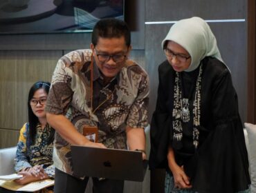 Salah satu langkah yang dilakukan oleh Bunda Indah adalah dengan melakukan audiensi dengan Rektor Unej, Iwan Taruna.
