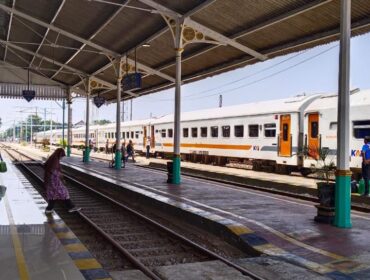 ANTRI: Situasi antrean penumpang di Stasiun Probolinggo. (foto: istimewa)