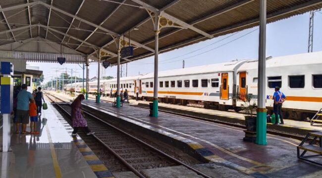 ANTRI: Situasi antrean penumpang di Stasiun Probolinggo. (foto: istimewa)