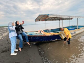 EKSOTIK: Sejumlah pengunjung sedang berswafoto di Pulau Cinta The Bentar Beach Probolinggo. (foto: Moch. Rochim)
