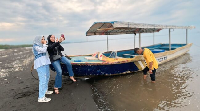 EKSOTIK: Sejumlah pengunjung sedang berswafoto di Pulau Cinta The Bentar Beach Probolinggo. (foto: Moch. Rochim)
