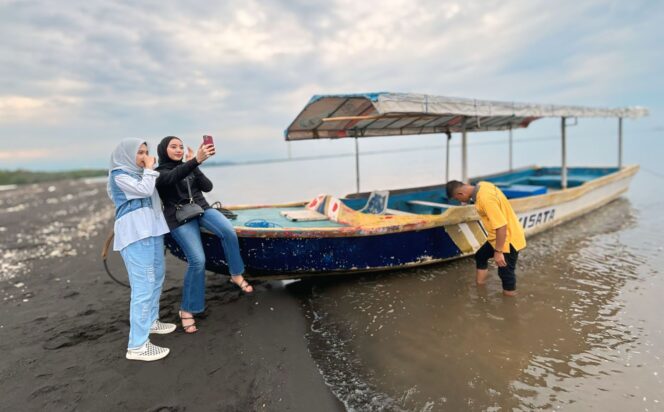 
					EKSOTIK: Sejumlah pengunjung sedang berswafoto di Pulau Cinta The Bentar Beach Probolinggo. (foto: Moch. Rochim)
