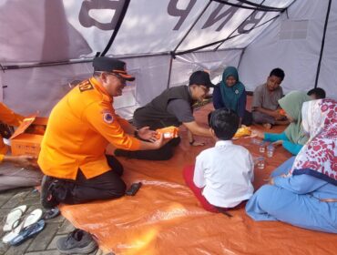 MITIGASI: Pj. Wali Kota Probolinggo, M. Taufik Kurniawan dan Kepala BPBD Kota Probolinggo, Sugito Prasetyo, bercengkrama dengan talent korban banjir saat simulasi bencana banjir. (foto: Hafiz Rozani).