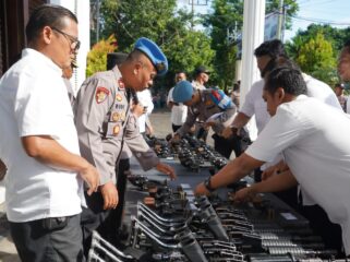 CEK: Suasana pemeriksaan senjata api yang dilakukan oleh Polres Probolinggo Kota. (Foto: istimewa)