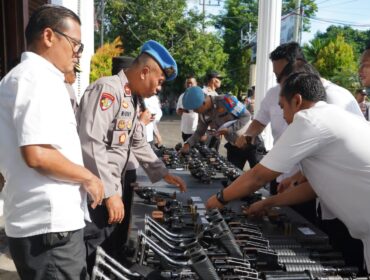 CEK: Suasana pemeriksaan senjata api yang dilakukan oleh Polres Probolinggo Kota. (Foto: istimewa)