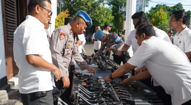 CEK: Suasana pemeriksaan senjata api yang dilakukan oleh Polres Probolinggo Kota. (Foto: istimewa)