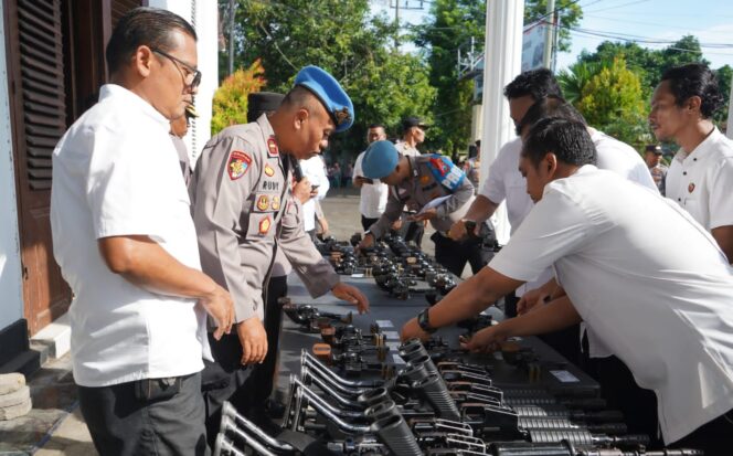 
					CEK: Suasana pemeriksaan senjata api yang dilakukan oleh Polres Probolinggo Kota. (Foto: istimewa)