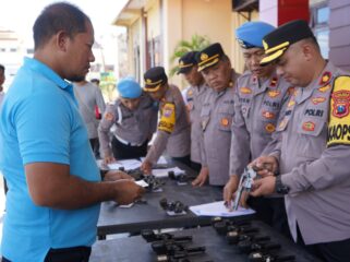 PERIKSA: Suasana pemeriksaan senjata api dan amunisi yang digunakan anggota Polres Probolinggo. (foto: Bag. Humas Polres Probolinggo).