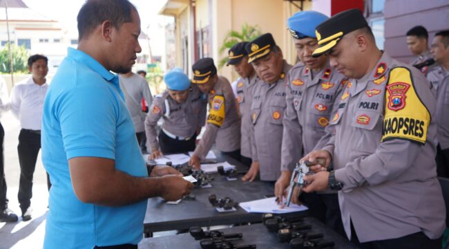 PERIKSA: Suasana pemeriksaan senjata api dan amunisi yang digunakan anggota Polres Probolinggo. (foto: Bag. Humas Polres Probolinggo).