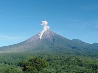 ERUPSI: Gunung Semeru yang berada di Kabupaten Lumajang mengalami erupsi, Selasa (24/12/24) dini hari. (Foto: Asmadi)