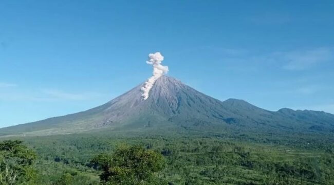 ERUPSI: Gunung Semeru yang berada di Kabupaten Lumajang mengalami erupsi, Selasa (24/12/24) dini hari. (Foto: Asmadi)