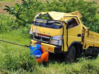 Proses evakuasi truk.