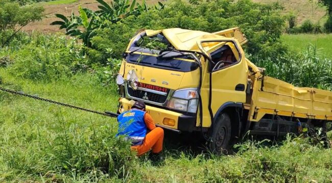 Proses evakuasi truk.