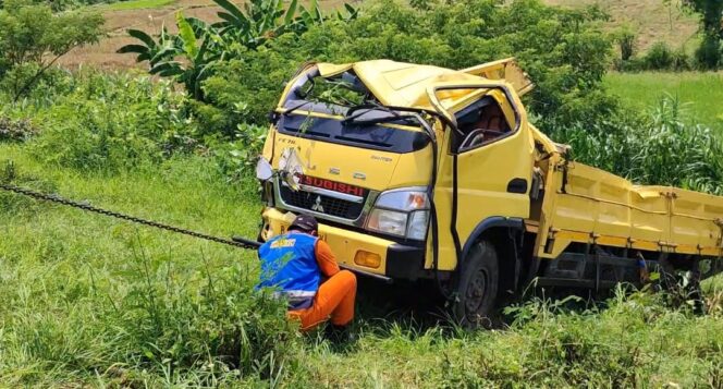 
					Proses evakuasi truk.