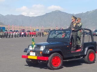 INSPEKTUR: Menteri Kehutanan, Raja Juli Antoni menaiki mobil jeep saat memantau pasukan yang mengikuti upacara HUT Polhut ke-58 di Lautan Pasir Bromo. (foto: Hafiz Rozani)