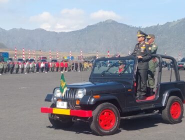 INSPEKTUR: Menteri Kehutanan, Raja Juli Antoni menaiki mobil jeep saat memantau pasukan yang mengikuti upacara HUT Polhut ke-58 di Lautan Pasir Bromo. (foto: Hafiz Rozani)