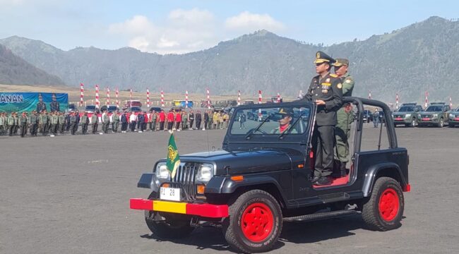 INSPEKTUR: Menteri Kehutanan, Raja Juli Antoni menaiki mobil jeep saat memantau pasukan yang mengikuti upacara HUT Polhut ke-58 di Lautan Pasir Bromo. (foto: Hafiz Rozani)