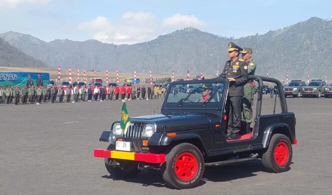 
					INSPEKTUR: Menteri Kehutanan, Raja Juli Antoni menaiki mobil jeep saat memantau pasukan yang mengikuti upacara HUT Polhut ke-58 di Lautan Pasir Bromo. (foto: Hafiz Rozani)