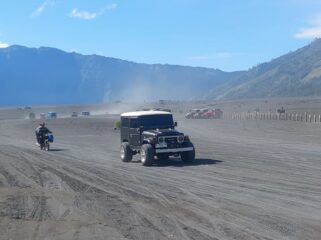 RAMAI: Sejumlah jip yang mengangkut wisatawan melintas di lautan pasir Bromo. (foto: Hafiz Rozani).