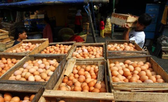 Penjual telur di Pasar Baru Lumajang.