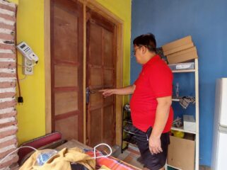 KEBOBOLAN: Suami Farida menunjukkan pintu masuk ke rumah yang diduga dimasuki maling. (foto: Hafiz Rozani).
