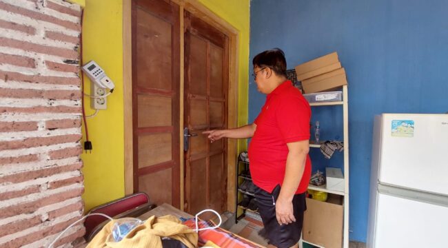 KEBOBOLAN: Suami Farida menunjukkan pintu masuk ke rumah yang diduga dimasuki maling. (foto: Hafiz Rozani).
