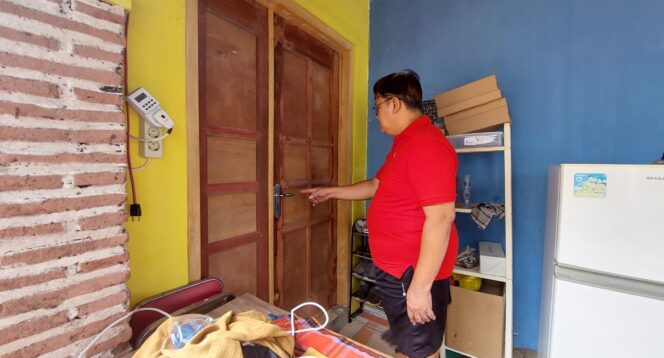 
					KEBOBOLAN: Suami Farida menunjukkan pintu masuk ke rumah yang diduga dimasuki maling. (foto: Hafiz Rozani).
