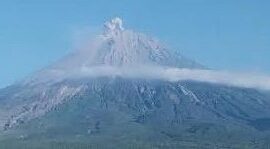 Gunung Semeru erupsi.