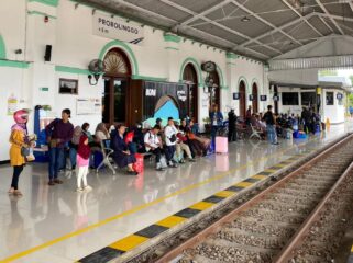 ANTRI: Sejumlah penumpang di Stasiun Probolinggo tengah menunggu kedatangan kereta api. (Foto: Istimewa)
