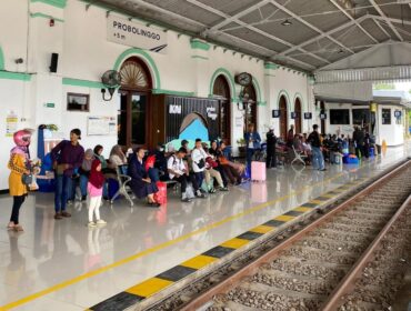 ANTRI: Sejumlah penumpang di Stasiun Probolinggo tengah menunggu kedatangan kereta api. (Foto: Istimewa)
