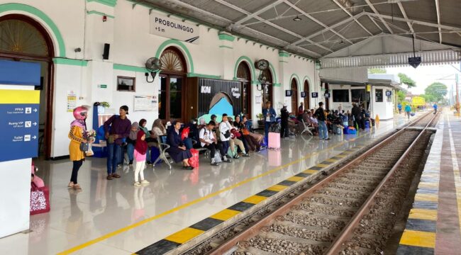 ANTRI: Sejumlah penumpang di Stasiun Probolinggo tengah menunggu kedatangan kereta api. (Foto: Istimewa)
