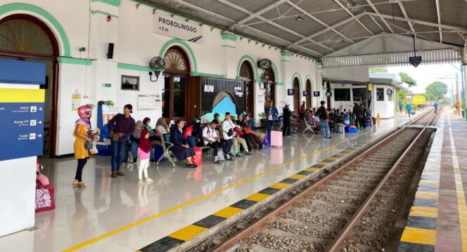 
					ANTRI: Sejumlah penumpang di Stasiun Probolinggo tengah menunggu kedatangan kereta api. (Foto: Istimewa)
