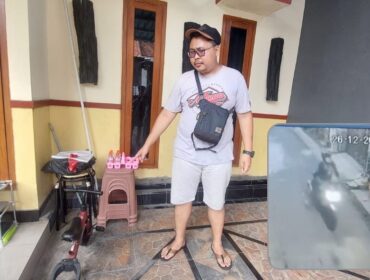 KEMALINGAN: Rahmad Ramdani menunjukkan lokasi motornya yang hilang diteras rumah. Insert: Tangkapan layar pelaku saat hendak beraksi. (foto: Hafiz Rozani).
