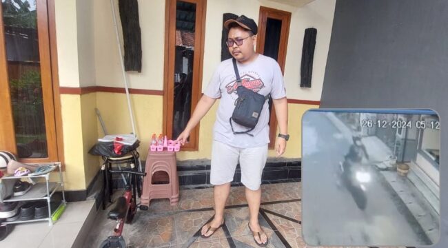 KEMALINGAN: Rahmad Ramdani menunjukkan lokasi motornya yang hilang diteras rumah. Insert: Tangkapan layar pelaku saat hendak beraksi. (foto: Hafiz Rozani).
