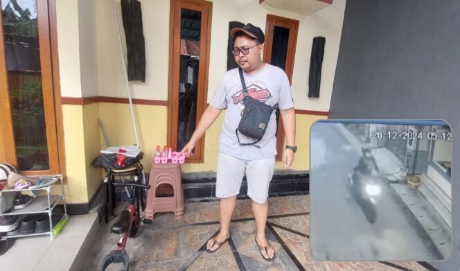 
					KEMALINGAN: Rahmad Ramdani menunjukkan lokasi motornya yang hilang diteras rumah. Insert: Tangkapan layar pelaku saat hendak beraksi. (foto: Hafiz Rozani).
