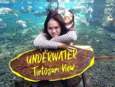 Pengunjung bisa foto di bawah air (underwater) bersama ikan di pemandian alam Tirtosari, Lumajang.