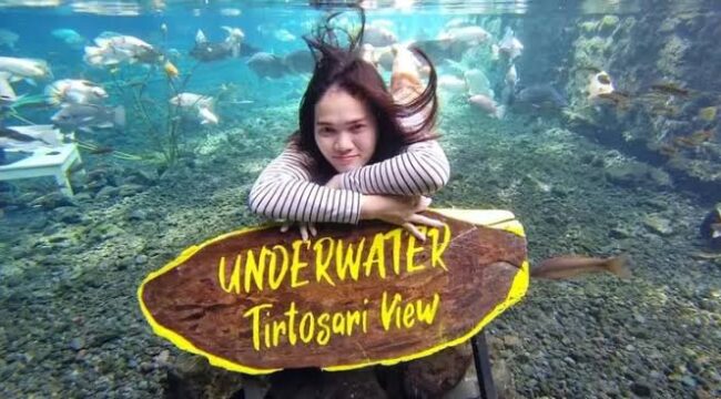 Pengunjung bisa foto di bawah air (underwater) bersama ikan di pemandian alam Tirtosari, Lumajang.