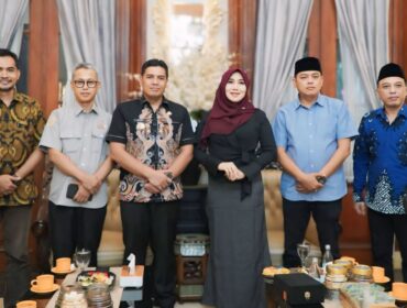 PEDULI: Anggota DPD RI, Ning Lia, saat silaturahmi dengan Kadispora Jatim, M. Hadi Wawan Guntoro. (foto: istimewa)
