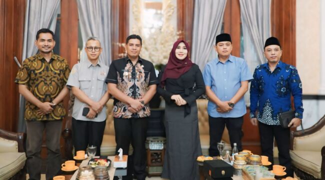 PEDULI: Anggota DPD RI, Ning Lia, saat silaturahmi dengan Kadispora Jatim, M. Hadi Wawan Guntoro. (foto: istimewa)
