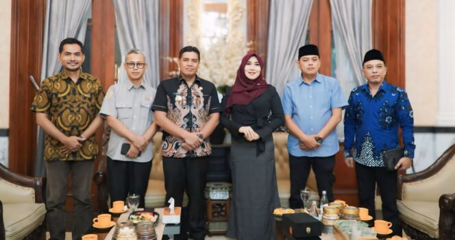 
					PEDULI: Anggota DPD RI, Ning Lia, saat silaturahmi dengan Kadispora Jatim, M. Hadi Wawan Guntoro. (foto: istimewa)
