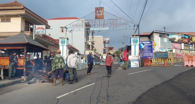 
					DIJAGA: Jogoboyo dan warga sedang berjaga di akses menuju gunung Bromo via Probolinggo di Desa Wonokerto, Sukapura. (foto: Hafiz Rozani)
