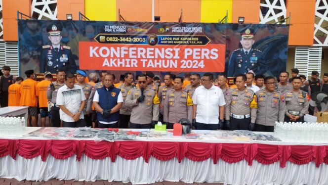 
					RILIS: Kapolres Probolinggo Kota, AKBP Oki Ahadian Purwono saat menyampaikan hasil ungkap kasus selama tahun 2024. (foto: Hafiz Rozani)