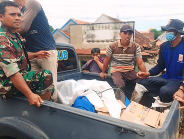 EVAKUASI: Petugas Polairud Polres Probolinggo dan Tagana mengevakuasi korban ke atas kendaraan. (foto: Hafiz Rozani)
