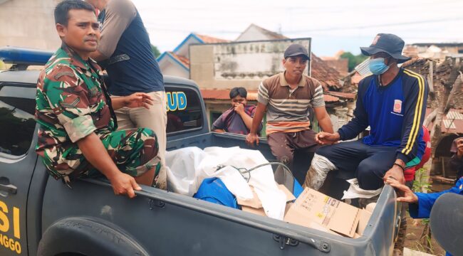 EVAKUASI: Petugas Polairud Polres Probolinggo dan Tagana mengevakuasi korban ke atas kendaraan. (foto: Hafiz Rozani)
