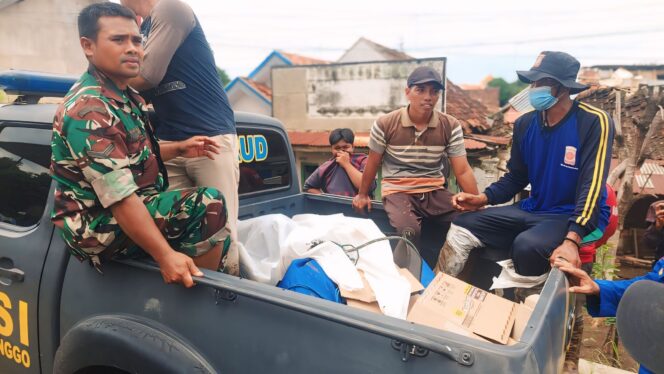 
					EVAKUASI: Petugas Polairud Polres Probolinggo dan Tagana mengevakuasi korban ke atas kendaraan. (foto: Hafiz Rozani)
