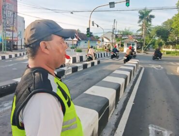 Pembatas JLT Lumajang di simpang tiga Desa Tukum.