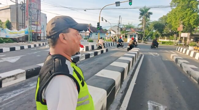 Pembatas JLT Lumajang di simpang tiga Desa Tukum.