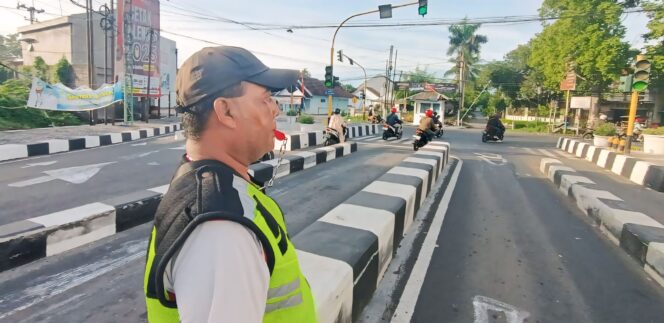 
					Pembatas JLT Lumajang di simpang tiga Desa Tukum.