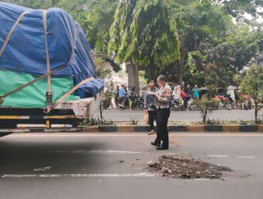 LAKA: Anggota Satlantas Polres Probolinggo sedang olah TKP pasca terjadinya kecelakaan di jalur pantura Kraksaan, beberapa waktu lalu. (Foto: dok)
