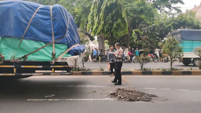 
					LAKA: Anggota Satlantas Polres Probolinggo sedang olah TKP pasca terjadinya kecelakaan di jalur pantura Kraksaan, beberapa waktu lalu. (Foto: dok)
